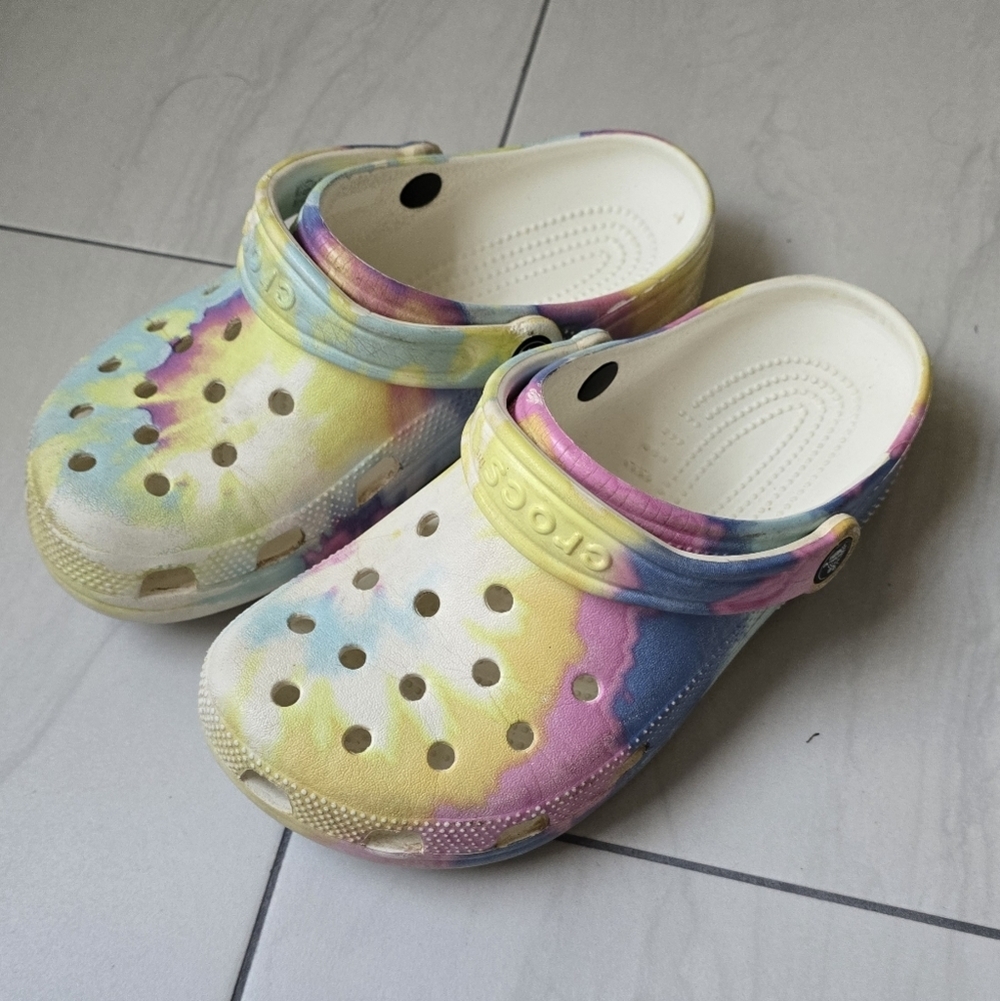 Crocs | Tie dye size 5